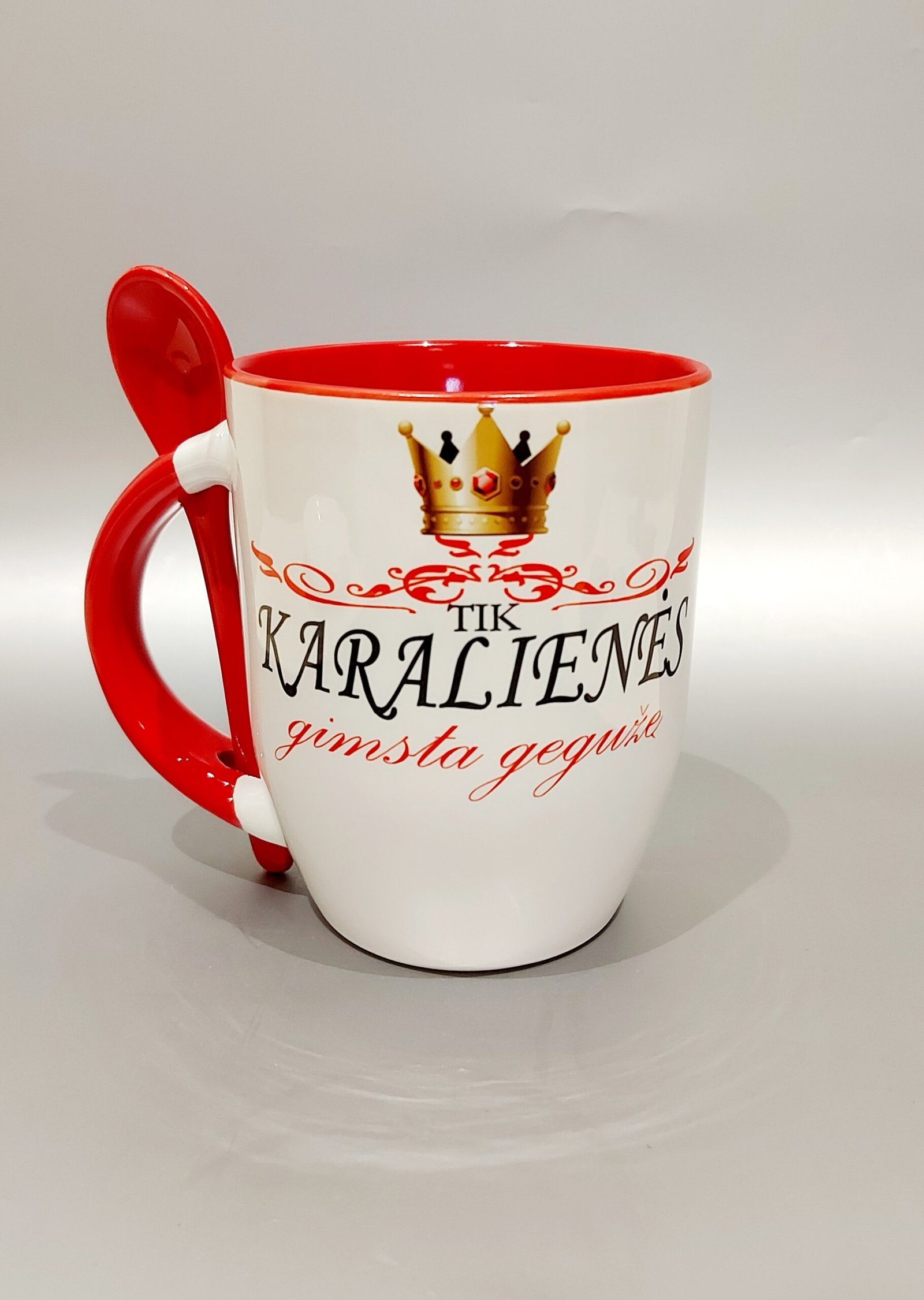 karalienesusauskteliu-scaled-1.jpg Puodelis "Tik karalienės gimsta..." - Image 1