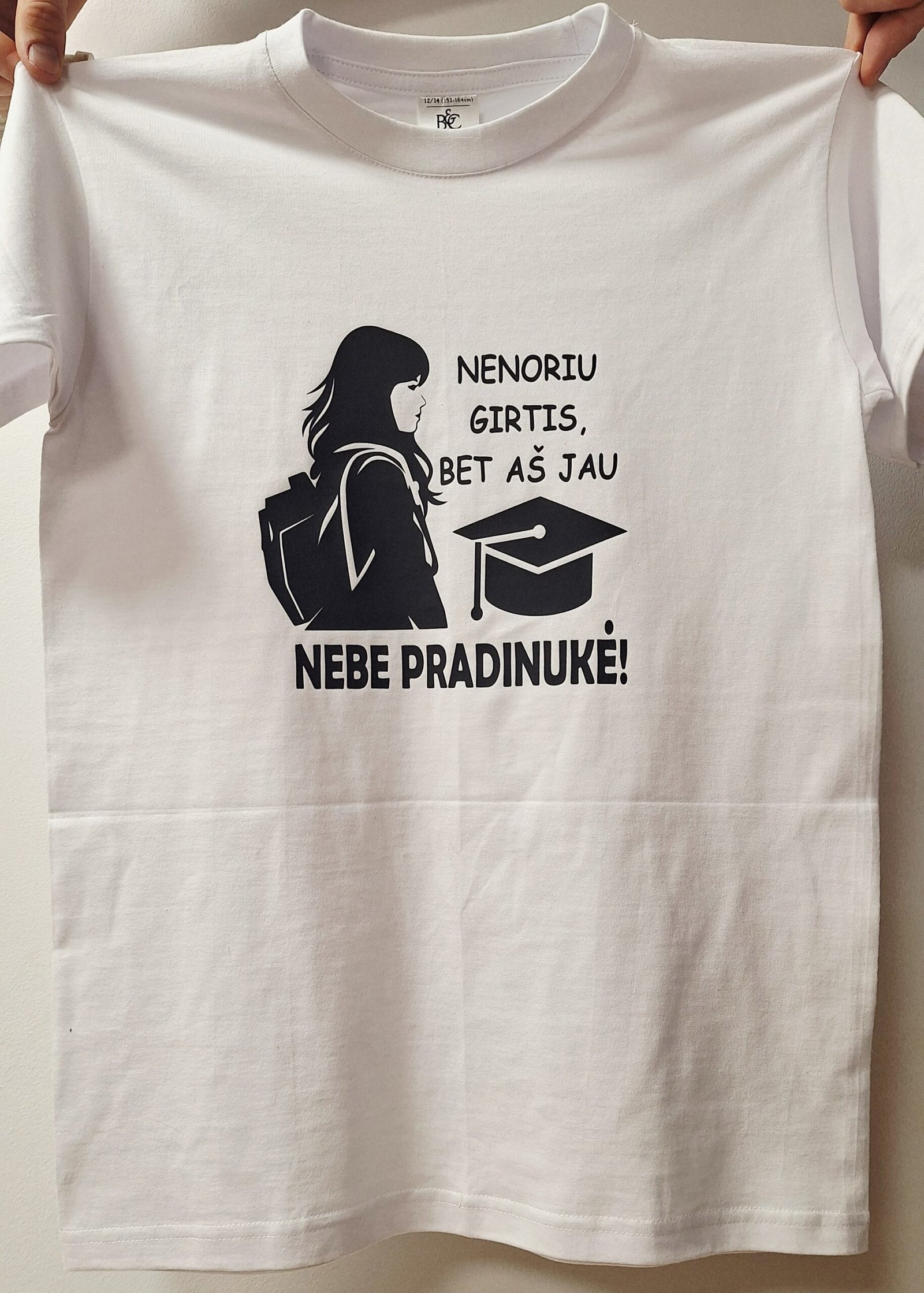 nebe-pradinuke-scaled-1.jpg Vaikiški marškinėliai "Jau nebe pradinukė" - Image 1